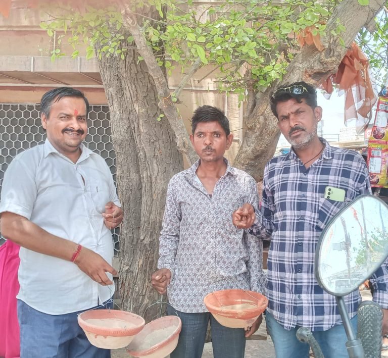 आखतीज के अवसर पर जगह जगह लगाऐ पक्षीयो के परीण्डे