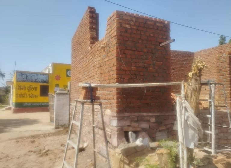 ग्राम सेवा सहकारी समिति के बाहर अवैध अतिक्रमण हटाने की मांग