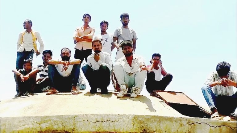 पानी नहीं आने पर दो दिन बाद फिर टंकी पर चढ़े ग्रामीण