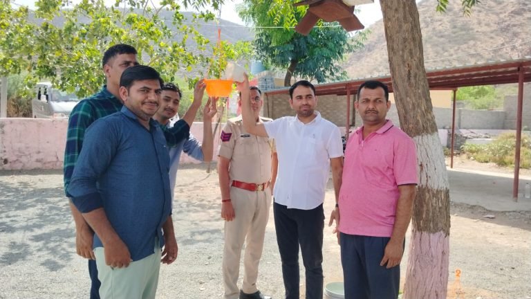 पुलिस थाने में पक्षियों के लिए परिंडे लगाए