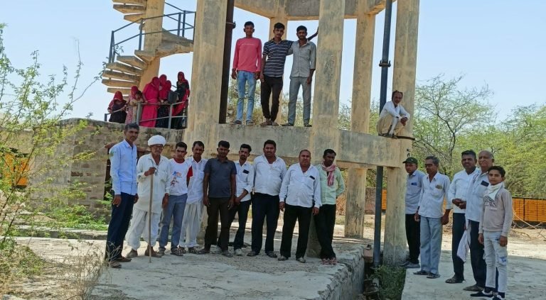 उत्तेसर में पानी की समस्या को लेकर ग्रामीण चढ़े टंकी पर