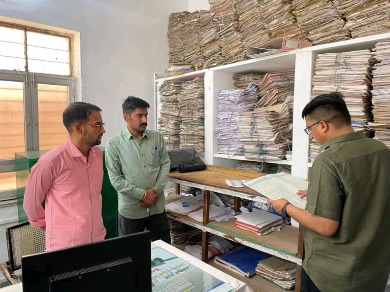 जिला कलेक्टर ने किया विभिन्न सरकारी कार्यालयों का औचक निरीक्षण