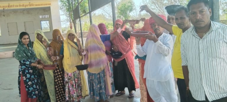 पक्षियों के लिए लगाये परिंडे