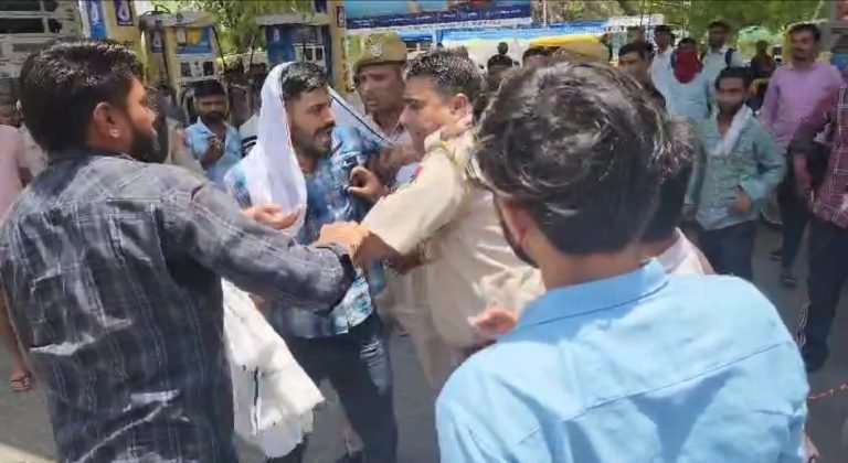 पंप पर पेट्रोल नहीं डालने की बात को लेकर हंगामा, टंकी खुलवाकर चेक करवाई तो निकली खाली