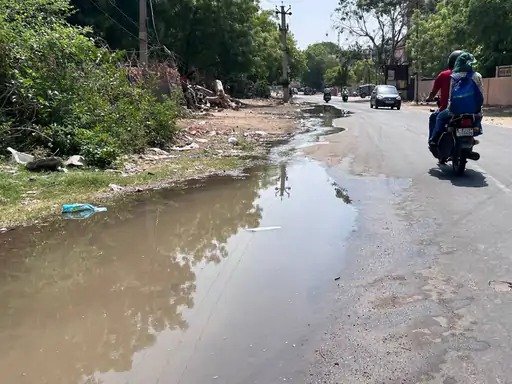 एयर वाल्व में लीकेज, हजारों लीटर पानी सडक़ पर बहा