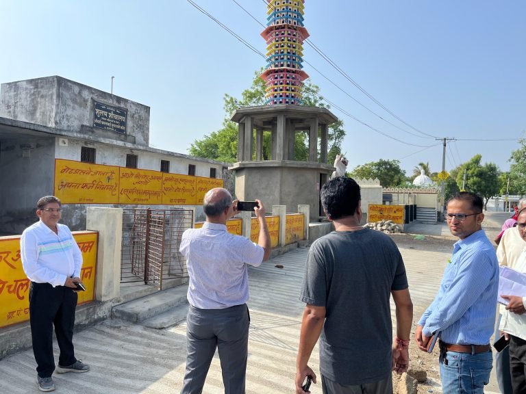 अतिरिक्त संभागीय आयुक्त यादव नगर भ्रमण के दौरान जन समस्या सुनते हुए ग्रामीणों से हुए रूबरू