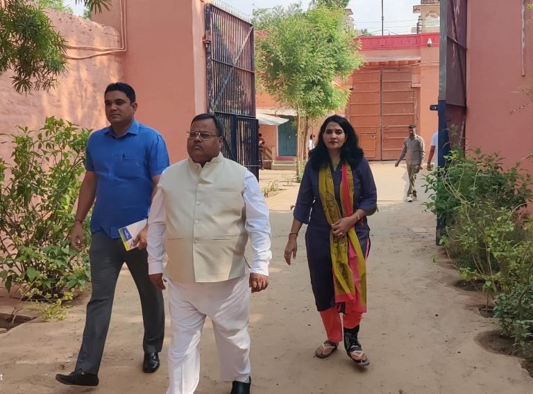 जिला विधिक सेवा प्राधिकरण अध्यक्ष ने किया केन्द्रीय कारागृह का मासिक निरीक्षण