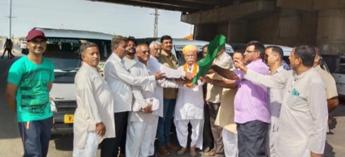 विधायक भाटी ने सांवल कालोनी की टेंपो सेवा को दिखायी हरी झंडी