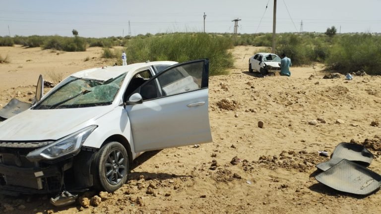 तनोट से रामगढ़ आ रही दो कारें एक साथ पलटी, एक चालक की मौत, एक अन्य हुआ घायल