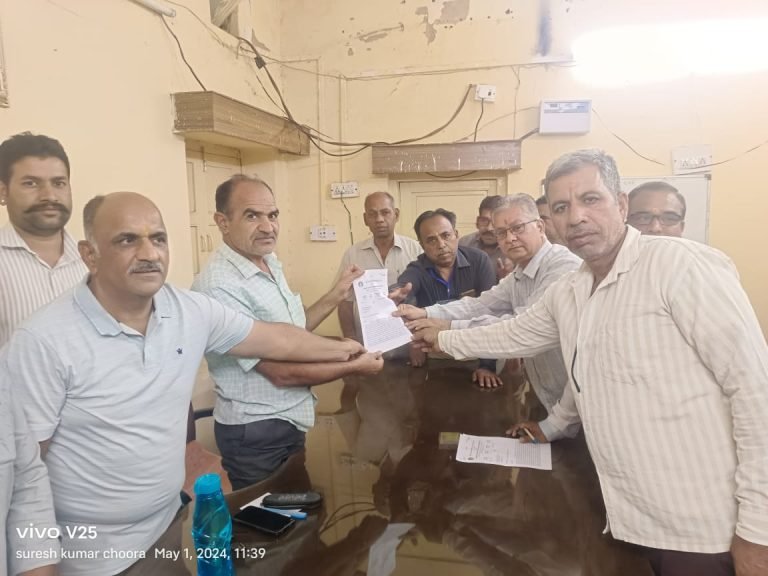 जलदाय कर्मचारियों ने किया विरोध प्रदर्शन ,  अधीक्षण अभियंता को सोंपा ज्ञापन