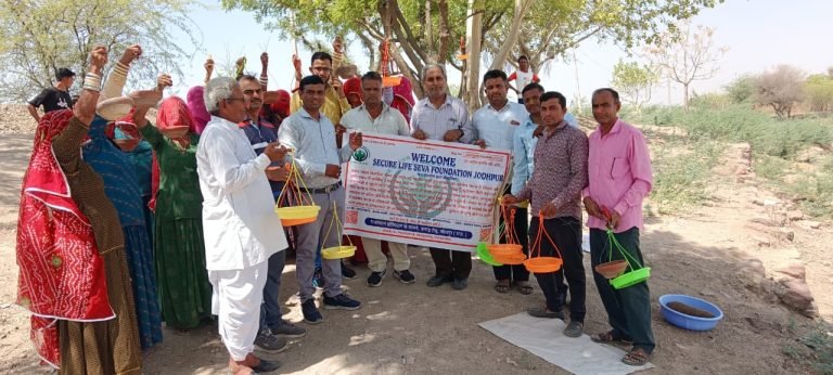 वेलकम सिक्योर लाईफ सेवा फाउंडेशन ने पक्षियों के दाना पानी के लिए परिडे लगवायें