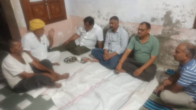 सहकारी समिति अध्यक्ष चौधरी की माता के निधन पर शोक व्यक्त करने विधायक राणावत पहुंचे नारलाई