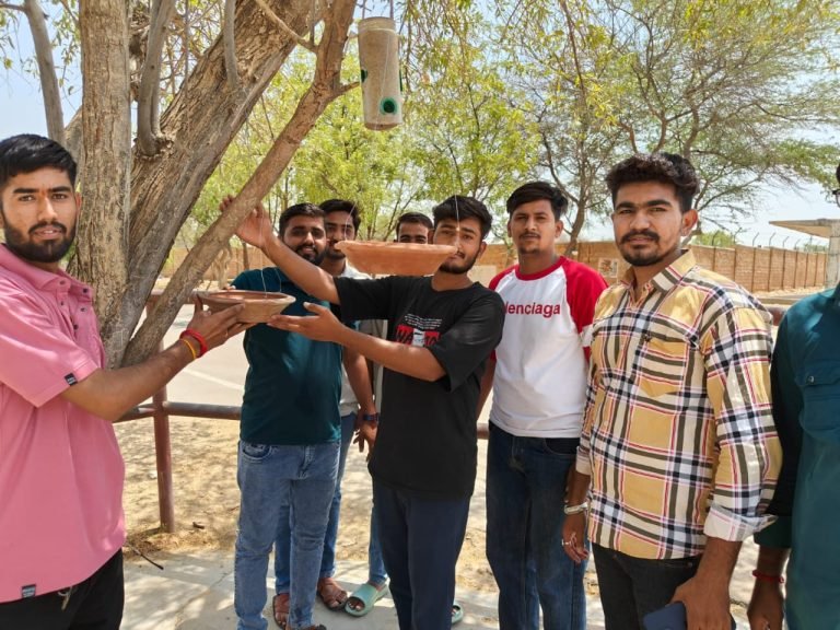 एस बी के महाविद्यालय में परिंडे लगाए