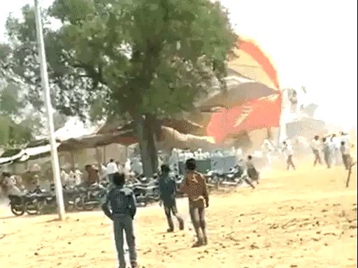 धूल भरे बवंडर से उड़ा शादी समारोह का पांडाल