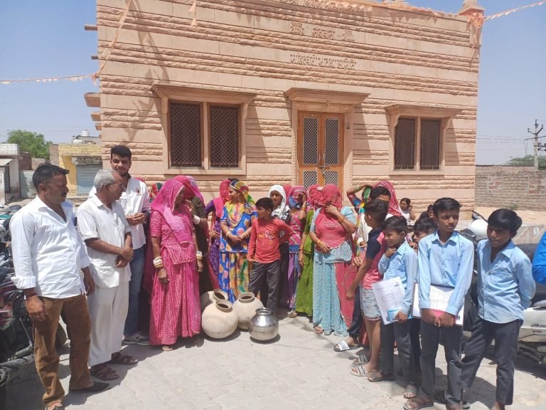 दूसरे दिन फिर प्रदर्शन, पुलिस में मामला दर्ज होने का जताया विरोध