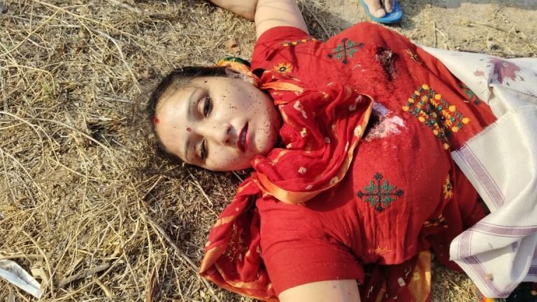 सडक़ किनारे मिला महिला का शव, हत्या कर फेंकने का अंदेशा