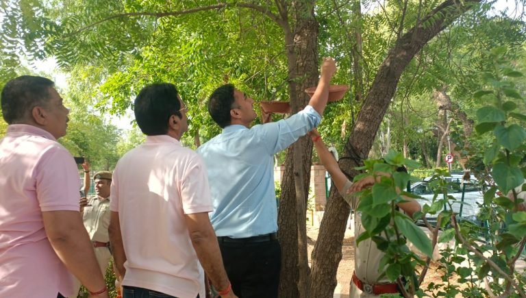 परिंडे लगाओ परिंदे बचाओ अभियान में जिला कलेक्टर ने लगाए परिंडे