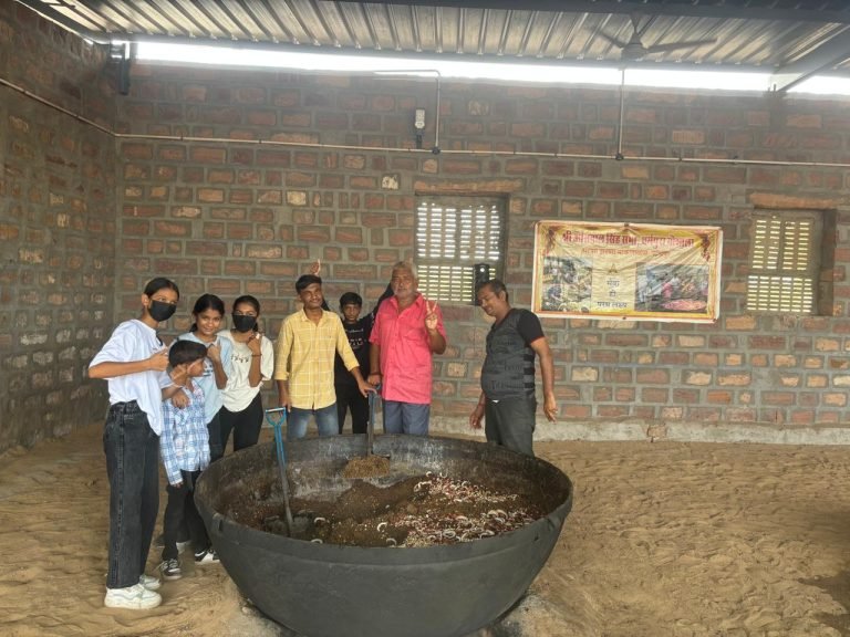 भीषण गर्मी में समस्त गौ सेवा भक्तो ने किया सेवा कार्य