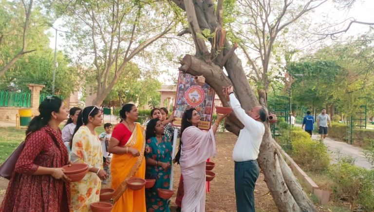 संभागीय आयुक्त बी एल मेहरा ने परिंडे लगाकर दिया सेवा का संदेश