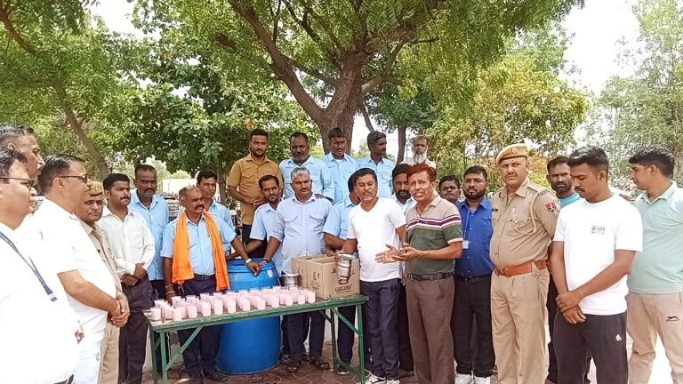 पार्किंग यूनियन ने रेलयात्रियों को पिलाया मिल्क रोज 