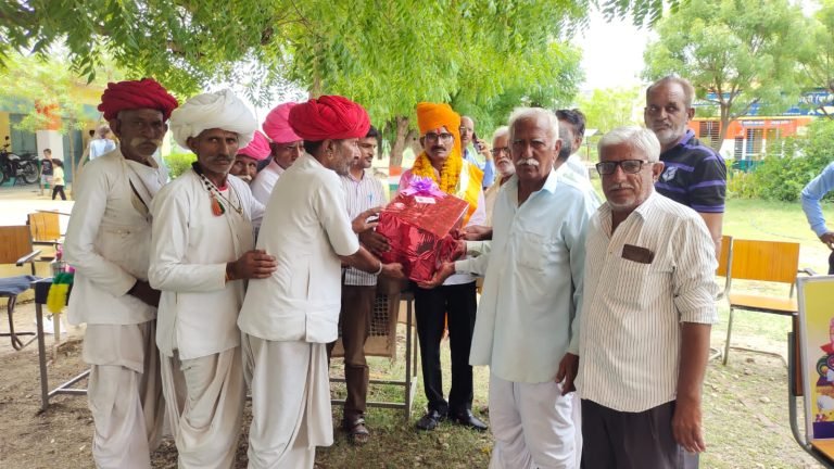 शिक्षक राठौड़ राजकीय सेवा से हुए सेवानिवृत्त, राजकीय उच्च प्राथमिक विद्यालय अणेवा में भव्य विदाई समारोह आयोजित