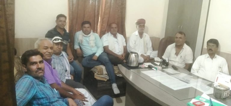 बोरुंदा में चुनाव परिणामों को लेकर चर्चाओं में व्यस्त रहे लोग