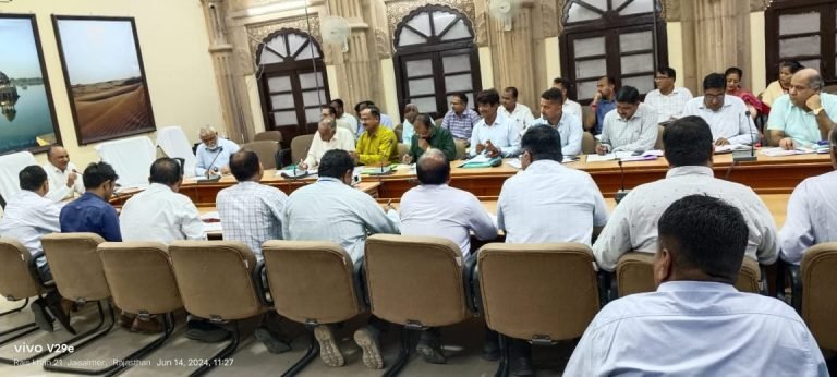 अधिकारी फील्ड में जाकर पानी बिजली आपूर्ति की करें माइक्रो मॉनिटरिंग