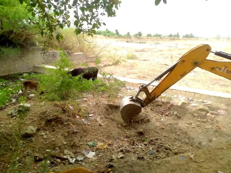 नाडोल गंवाई तालाब व ऐनिकट कि साफ सफाई युद्ध स्तर पर