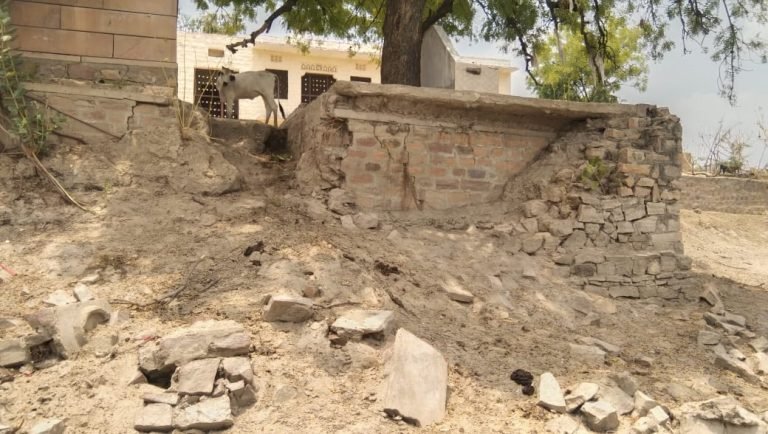 तालाब परिसर की सुरक्षा दीवार ढही ग्राम पंचायत प्रशासन नही दे रहा ध्यान