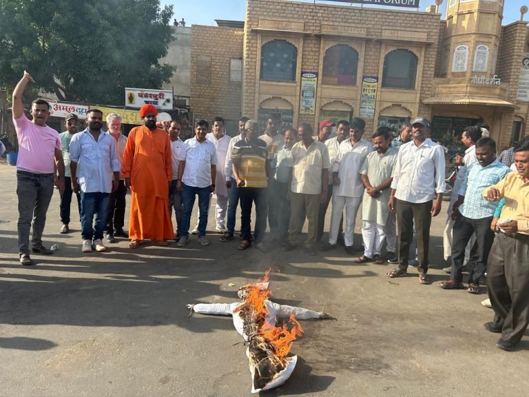 कोंग्रेसी नेता हेमाराम चौधरी का भाजपा कार्यकर्ताओं ने फूंका पुतला