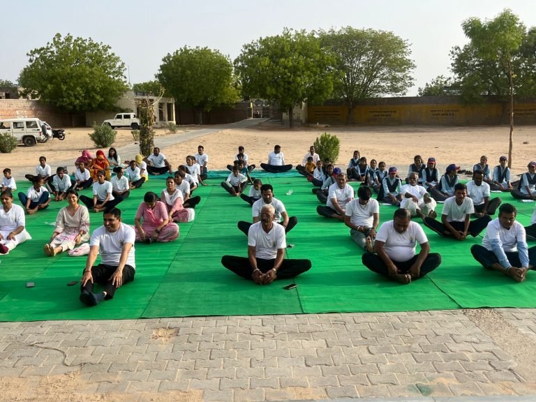 दसवां अंतरराष्ट्रीय योग दिवस ब्लॉक स्तर का पीएम श्री राजकीय उच्च माध्यमिक विद्यालय ढावा उल्लासपूर्वक मनाया गया