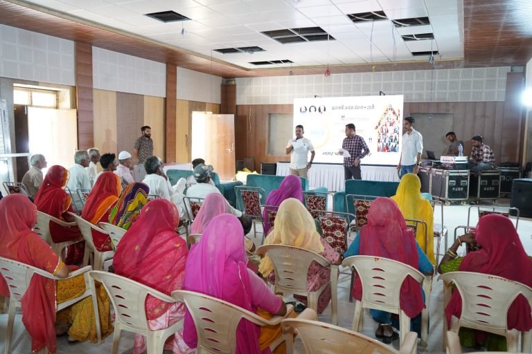 प्रधानमंत्री आवास योजना के लाभार्थियों के साथ किया आयुक्त सिंह ने संवाद