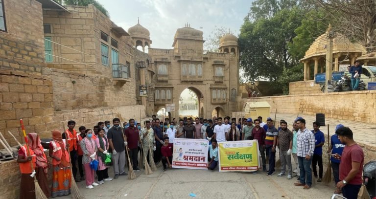 स्वच्छ सर्वेक्षण 2024’’ के अंतर्गत नगरपरिषद द्वारा गड़ीसर पर किया गया श्रमदान की गई सफाई