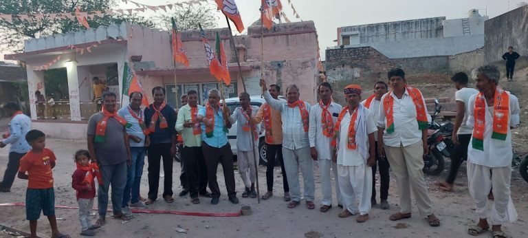 प्रधानमंत्री मोदी के तीसरी बार शपथ लेने पर कार्यकर्ता में जोरदार उत्सव