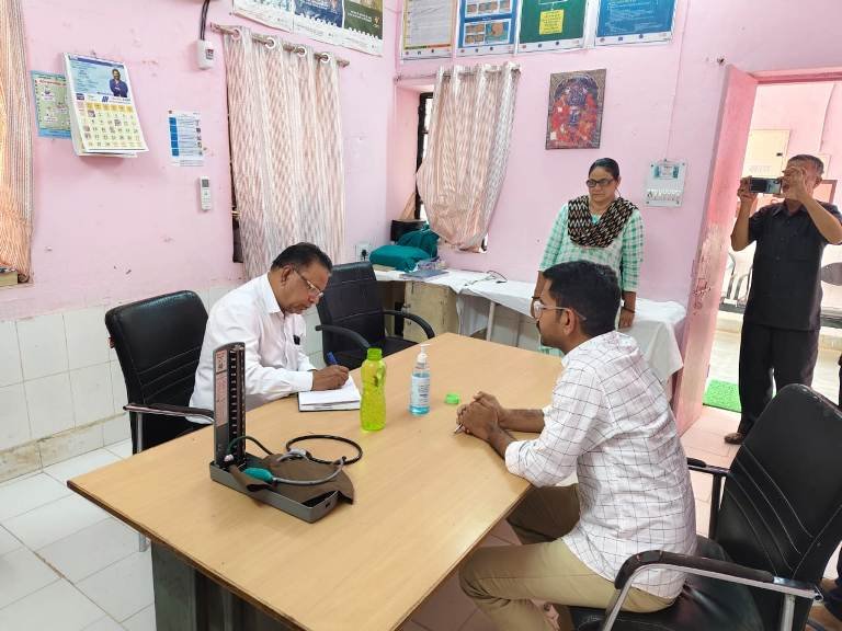 डॉ बुनकर ने चिकित्सा संस्थानों का किया आकस्मिक निरीक्षण