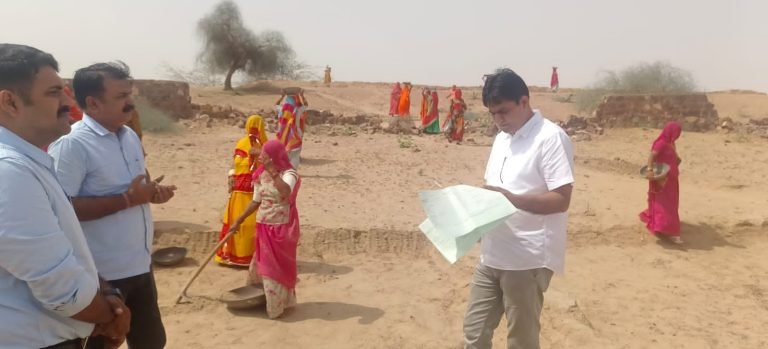 प्रशासन पहूंचा दूर दराज गांवो में चौधरी ने नरेगा मस्ट्रॉल जांचा