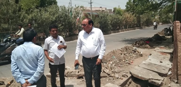 अतिरिक्त जिला कलक्टर ने नगरपरिषद आयुक्त के साथ किया नालों की सफाई कार्य का निरीक्षण