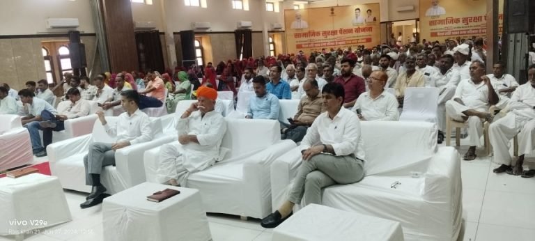 पेंशन योजना कार्यक्रम में संवाद होने पर लाभार्थी बुजुर्ग टीकमाराम ने जताया मुख्यमंत्री का आभार