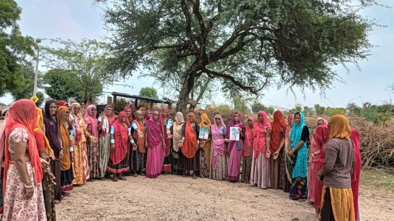 हाथो में मेहंदी लगा कर प्रर्यावरण बचाव का संदेश दिया