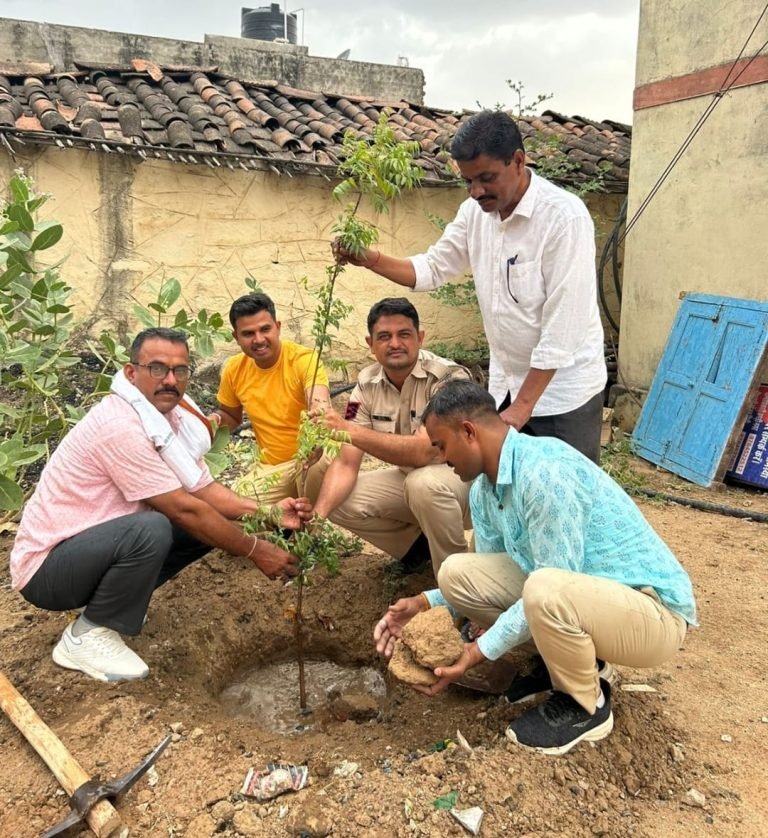 पुलिस स्थापना दिवस पर पौधे लगाए