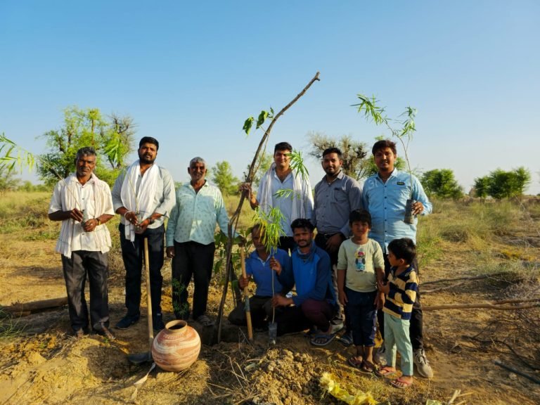 धरती पर हरियाली लाना है एक पौधा जरूर लगाना है