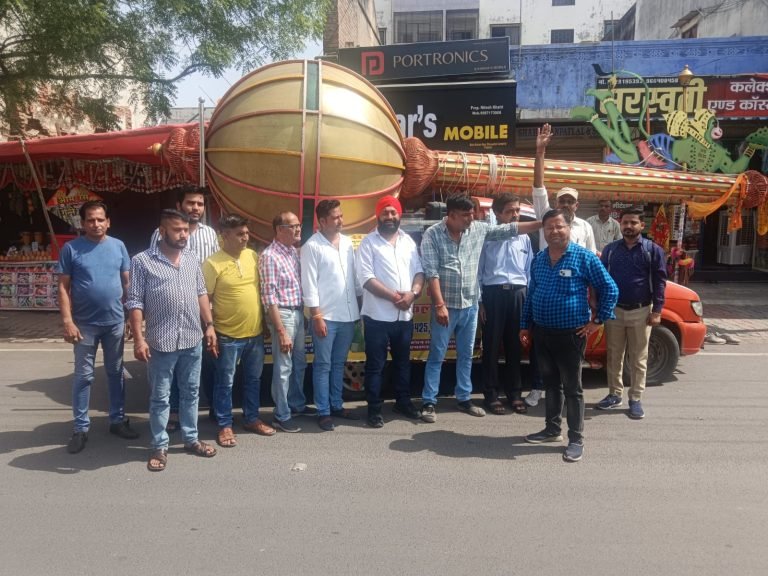 21 फुट की अष्ट धातु की गदा के फालना में पहुंचने पर ग्रामीणों एवं जनप्रतिनिधियों, समाजसेवियों द्वारा जगह जगह भव्य स्वागत