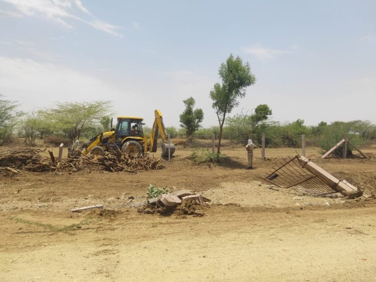 देवासियों की ढाणी से अतिक्रमण हटाया