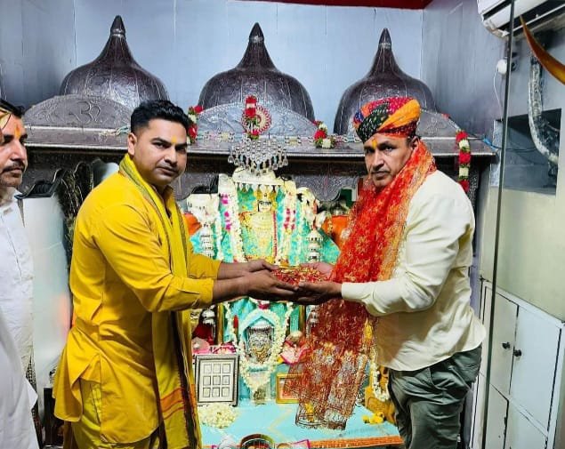 सांसद उम्मेदाराम बेनिवाल ने किये तनोट माता के दर्शन
