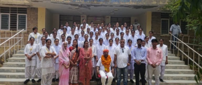 नर्सिंग अधीक्षक राधाकृष्ण पुरोहित को सेवानिवृति पर दी भावभीनी विदाई