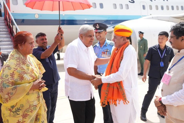 भारत के उपराष्ट्रपति जगदीप धनखड़ ने तनोटमाता की पूजा अर्चना की