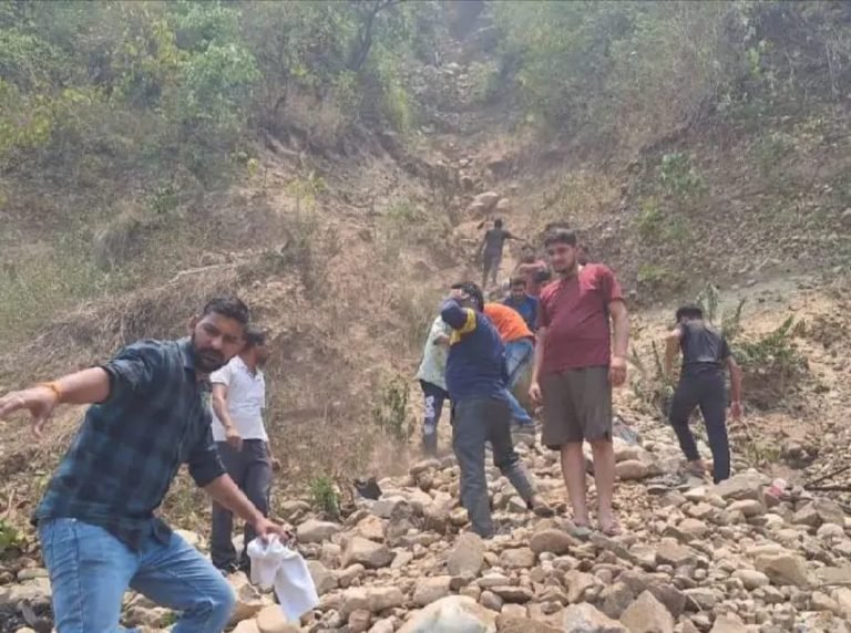 उत्तराखंड में ट्रैवलर अलकनंदा नदी में गिरी, 10 की मौत 23 पर्यटक सवार घायलों को एयरलिफ्ट किया गया