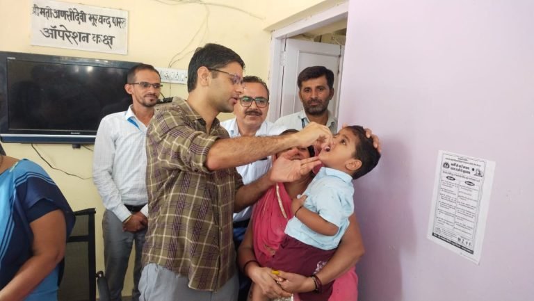 बालोतरा जिला कलक्टर ने बच्चों को पोलियो की दवा पिलाकर किया पल्स पोलियों महा अभियान का आगाज़