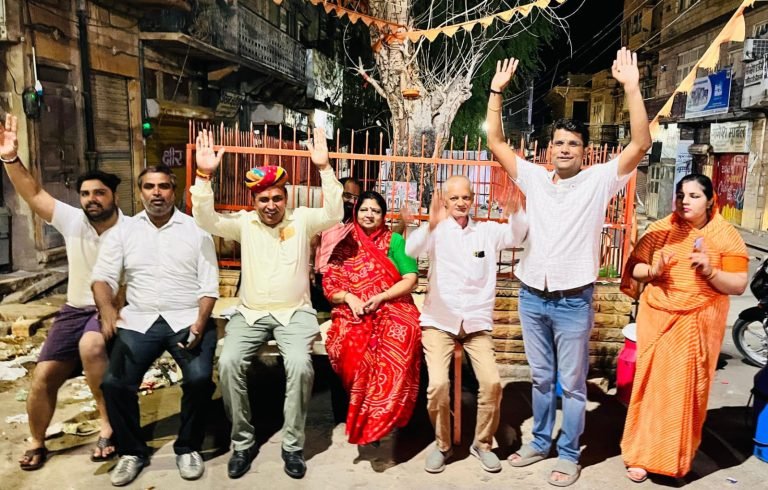 गुलासतला रोड में आमजन के विश्राम हेतु लगा पाटा