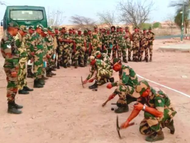 रेगिस्तान में आर्मी को दी फील्ड डिफेंस की लाइव ट्रेनिंग